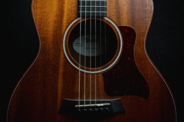standard acoustic guitar size