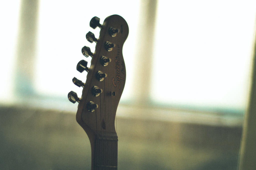 A close-up of a straight headstock.