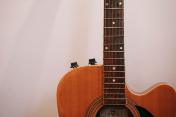An image of the silhouette of an acoustic guitar.