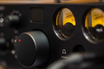 A close up of the controls on an amp.