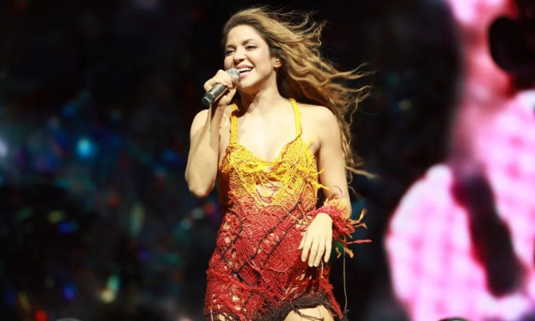 Shakira performs at the Besame Mucho Festival.